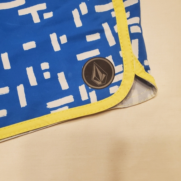 Volcom Mod Tech Board Shorts Mens 36 Blue And White Geometric Pattern Tie Waist - Picture 3 of 5